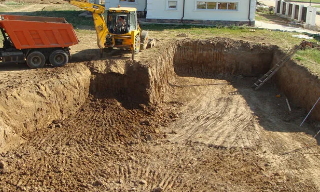 Рытье котлованов под фундамент в Нижнекамске – цена от 2618 руб. за м3 | 2Землекопа-Нжм